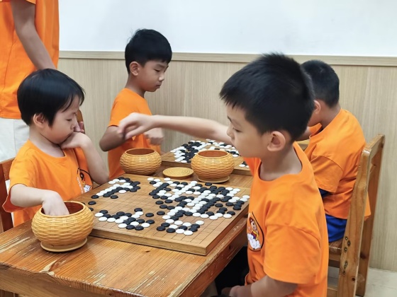 在棋盤(pán)上，執(zhí)掌風(fēng)云變化的小棋手_副本.jpg