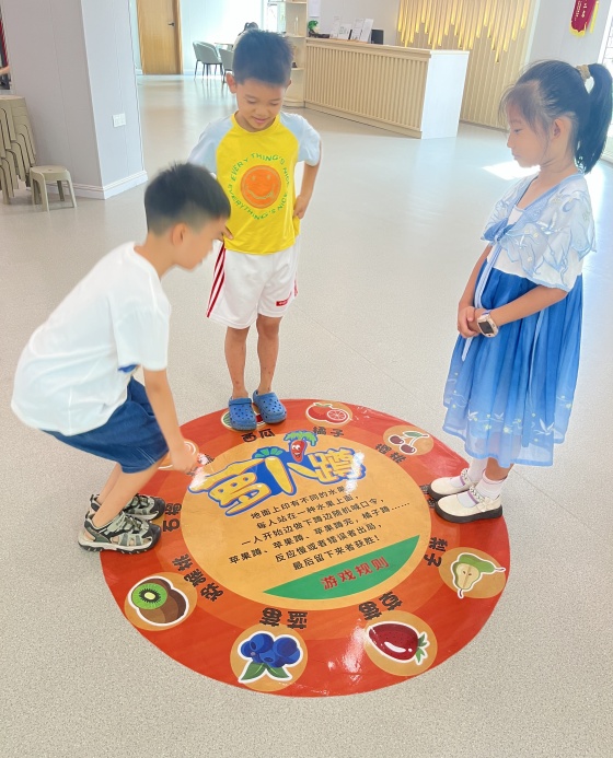 周日基礎(chǔ)班課間活動，孩子們最喜歡玩的蘿卜蹲游戲_副本.jpg
