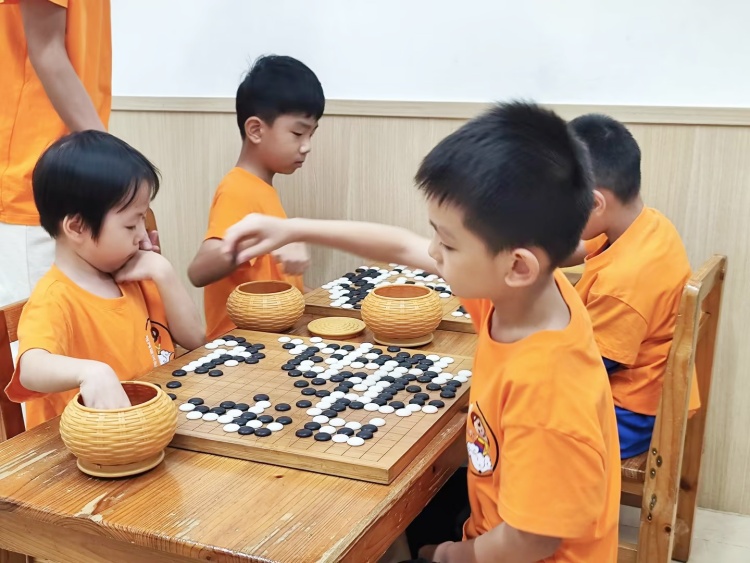在棋盤上，執(zhí)掌風(fēng)云變化的小棋手_副本.jpg