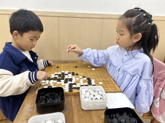 執(zhí)棋手勢(shì)很棒_副本.jpg
