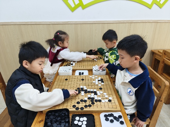 4、小棋手們兩兩對(duì)坐，眼神專注，正在認(rèn)真的思考每一步落子呢_副本.jpg