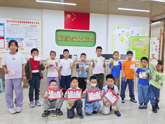 4、在本周，棋院給在上周獲得全勤的小棋手頒發(fā)了獎(jiǎng)狀和小禮物_副本.jpg