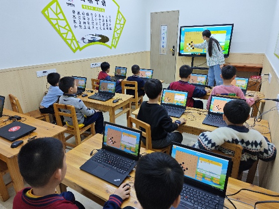 5、一起來(lái)看看我們?cè)诙嗝襟w課室上課的小棋手們的上課表現(xiàn)吧_副本.jpg