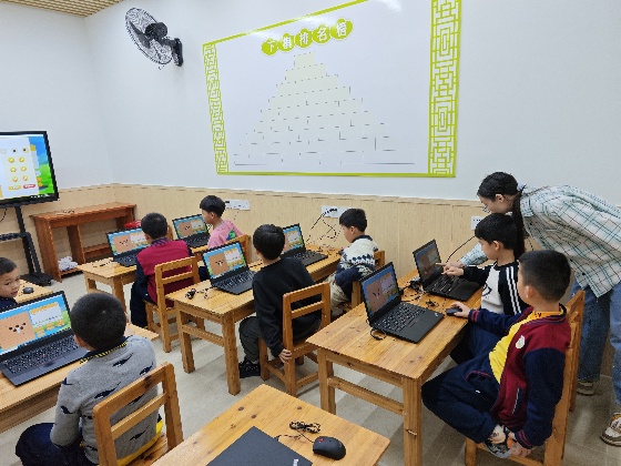 4、也就是從本周開(kāi)始我們可以使用多媒體課室上課啦，所以我們本周的照片分享選擇的也是小棋手們使用多媒體課室上課的一些照片~_副本.jpg