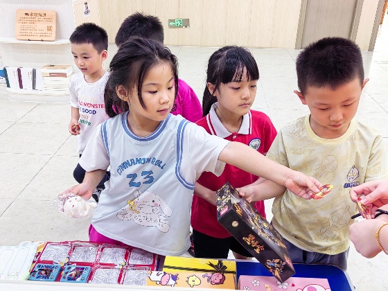 3、為了迎接節(jié)日的到來(lái)，我們?cè)诒局艿闹苣┡e行了一個(gè)少量積分兌換禮物的小活動(dòng)_副本.jpg