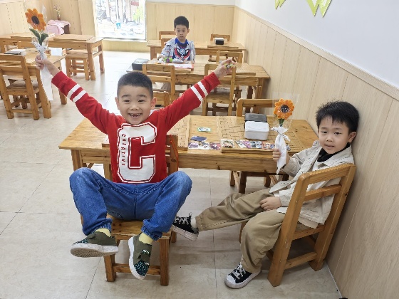 6、其中，棋院在發(fā)放小禮品時(shí)，給咱們小棋手們拍攝了一些照片，一起來(lái)看看吧~_副本.jpg
