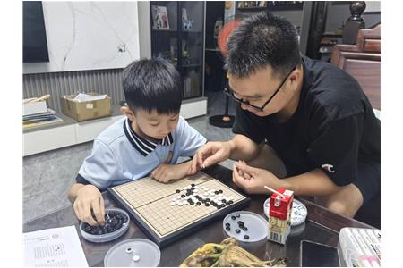 家校共育|和棋寶“弈”起變得更優(yōu)秀